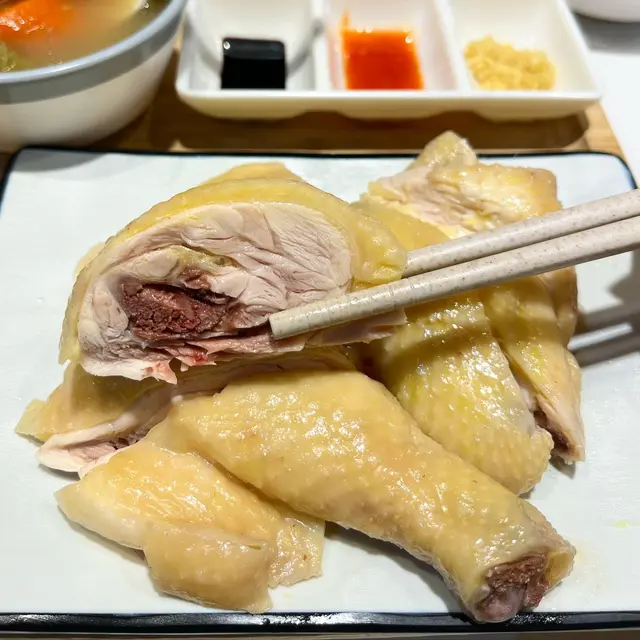 呢度嘅海南雞同油飯味道比出面嘅更加香濃,基本上唔需要調味料就已經非常出色,我地加左$8轉雞髀🍗識食一定係食雞髀啦🤤🤤滑捋捋🤩🤩跟餐已經有埋油菜同埋餐湯,非常豐富㗎🥰🥰