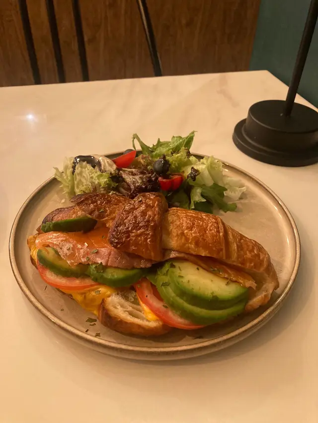 牛油果煙三文魚牛角包