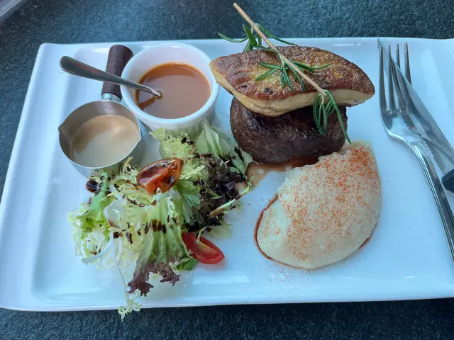 燒安斯牛柳拼法國鵝肝