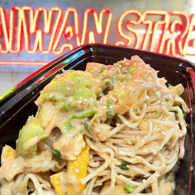 呢個手撕雞拌涼麵份量非常之多，非常抵食！涼麵偏向硬身一啲，有咬口💓加埋胡麻醬，根本就係冇得輸嘅組合😆😆