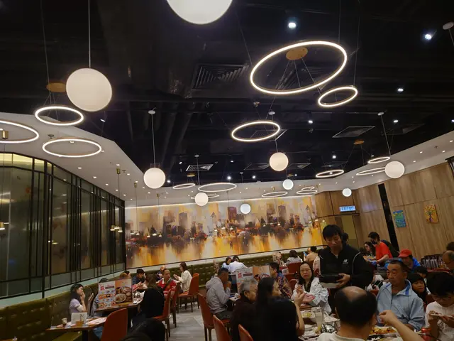 裝修大方，卡位座位非常舒服。由於處於葵興KCC，所以夜晚食飯時間都唔會太多人。相片中係母親節當晚，所以先會爆棚，但都未至於要等位。