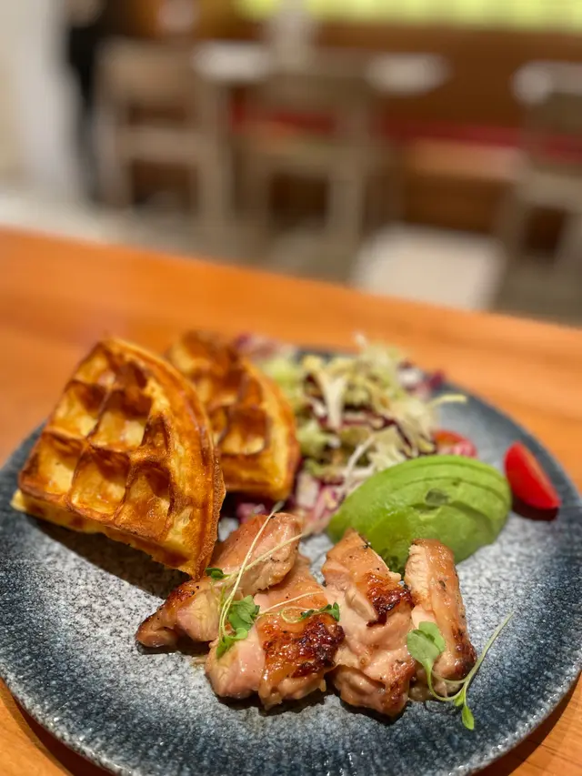 煙燻照燒雞肉牛油果配窩夫