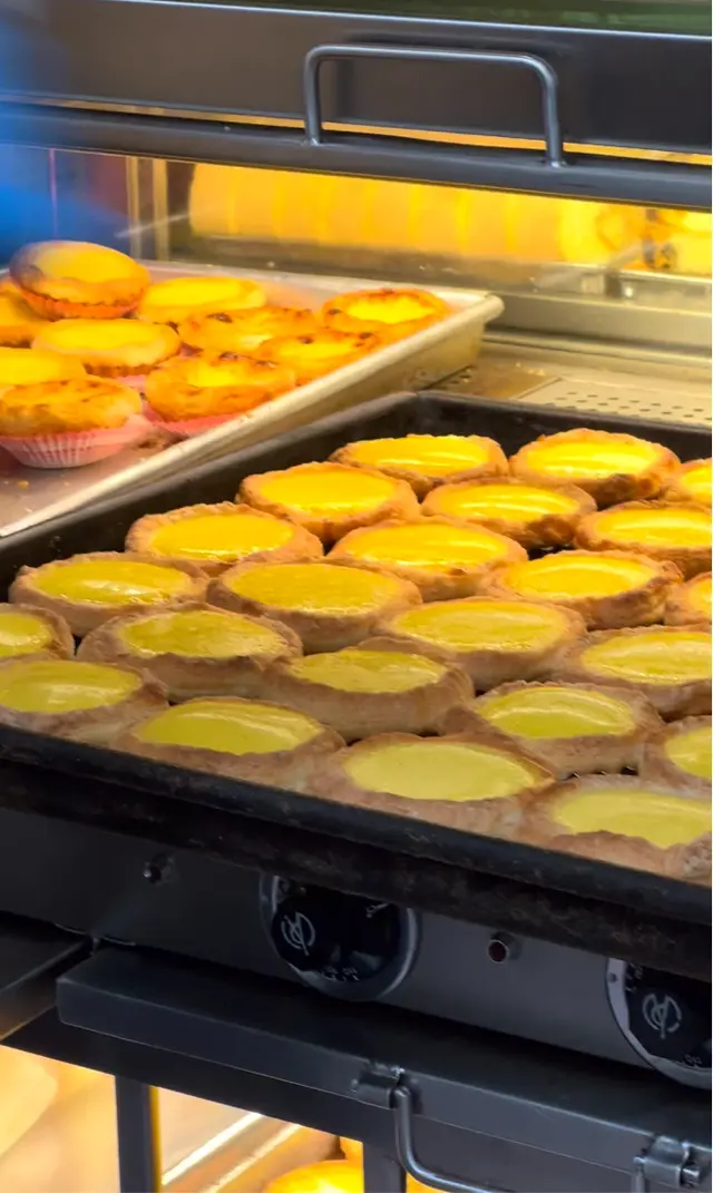 短短幾分鐘，就已經排長龍（好彩我地係前啲位置
一出爐 即買、即走、即食 WEEE太快樂了 熱辣辣 真係無得輸
酥皮咬下去 脆酥酥的～～ 再下去熱騰騰的內餡 好香好滑
QQ的滑進口𥚃 跟薄薄脆脆的酥皮混在一起
淡淡的牛油🧈香和蛋香、奶香 直往口𥚃擴散 幸福～～