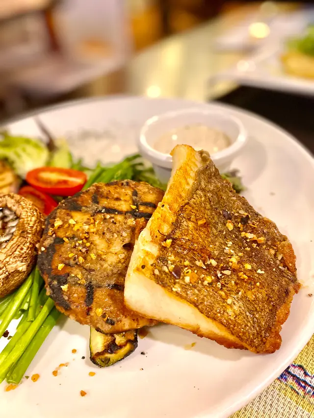 炭燒素漢堡扒慢煮格寧蘭比目魚柳伴炭燒洋葱焗大啡菇