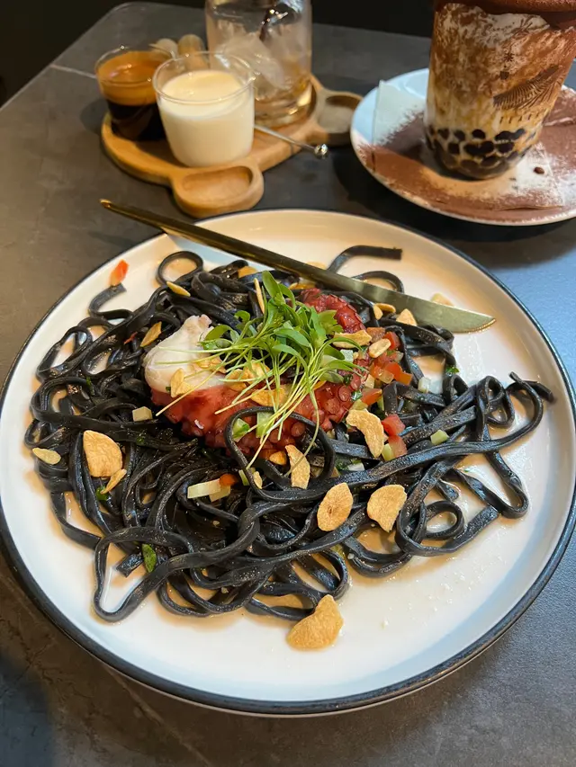 慢煮西班牙八爪魚配墨魚汁意粉