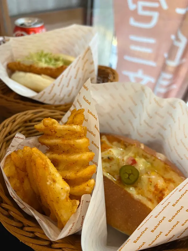 辣辣芝士 吃得好爽😆再加上司華力腸~~ 這才是熱狗🌭️
完全想不到這是一家台式小店耶
當天的厚切薯條🍟都賣光了 他們就換成了 薯格~
好久沒吃薯格了 若不是去KFC 應該就不會吃到了
不過他們的薯格 不乾耶 熱🔥騰騰 炸得剛剛好