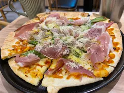 巴马火腿火箭菜薄饼