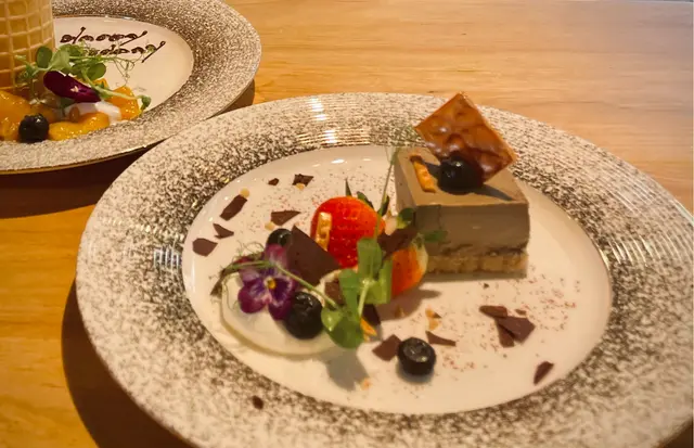 焙茶芝士凍餅配金箔朱古力