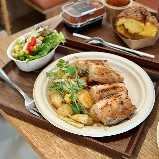 蘋果烤西班牙黑毛豬腩配香煎意式薯糰