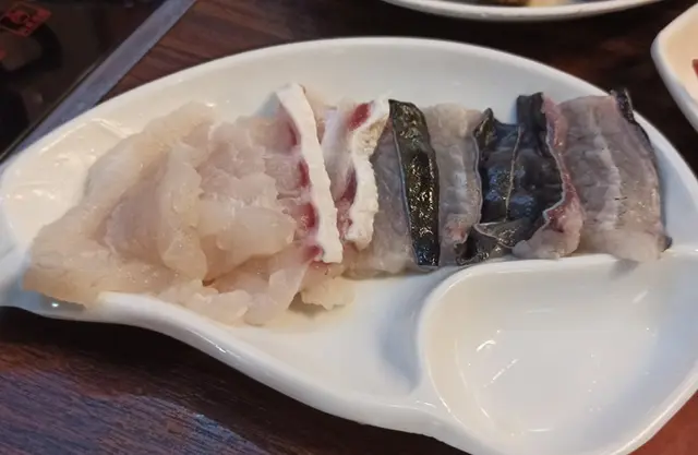 生劏龍躉片併爽脆鱔片