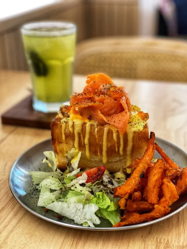 雙重三文魚芝士滑蛋盒子吐司