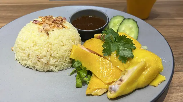一般我也會選椰子🥥雞湯 跟餐  不過每次不是開門就去
就會賣光 只能換成花茶 其實沒什麼不好 但椰子🥥雞湯就是快樂
海南雞 超滑超嫩 用吸的也能輕鬆入口  沾上他們附的醬料
再一口粒粒分明的油飯 絕配😋真幸福～～ 
（如果雞份量再多一點就好了 哈哈😆（好吃😋的東西 就是吃不膩
而且他們的海南雞的雞皮 滑嫩  卻不會過度肥膩 WUUUU～～開心🥳