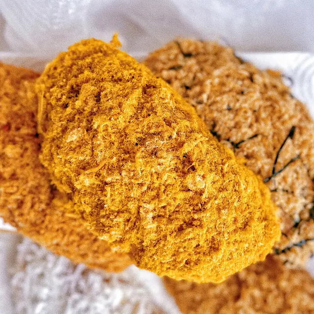 金黃色嘅絲絲肉鬆來自印度咖喱🍛薑黃香料帶岀辛辣咖哩味,味道濃郁又豐富!