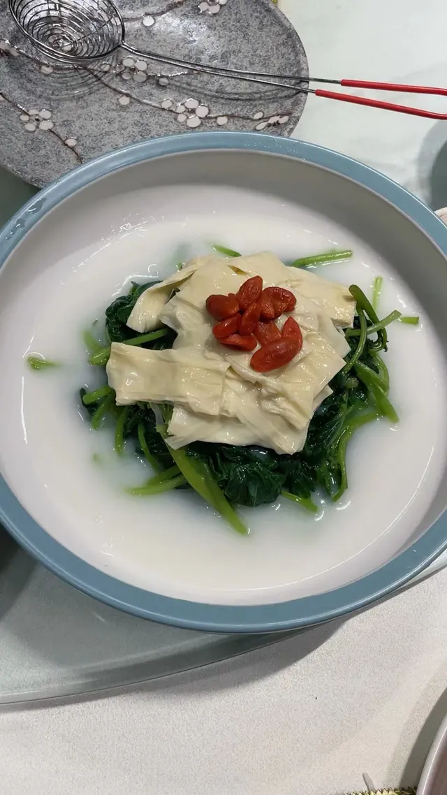 老細自己種嘅菜，有機嘅，食落去味道真係同街市買嘅有啲唔一樣