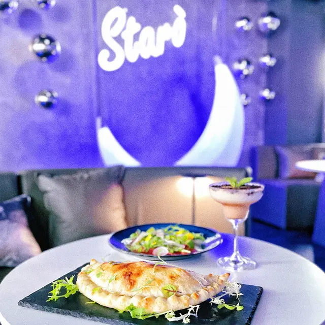 正宗意式薄餅又點可以錯過🍕第一次食巨型餃子造型嘅薄餅，一上菜店員已經話要趁熱食(可能佢知道我哋會相機食先😂，所以影完相已經快快食🥟