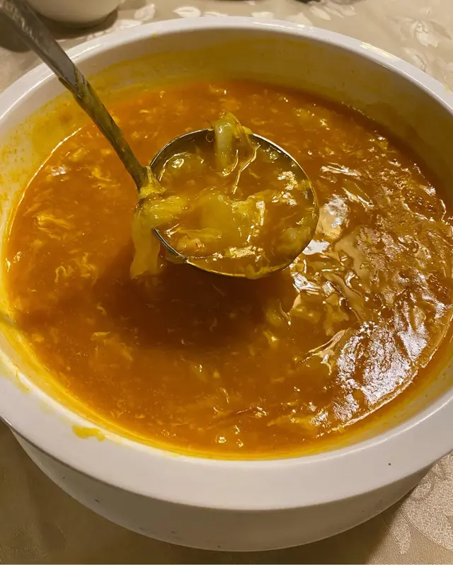 份量好多,餐牌寫$198可供四至六位,我地6個人,每人都飲到2碗,好足料