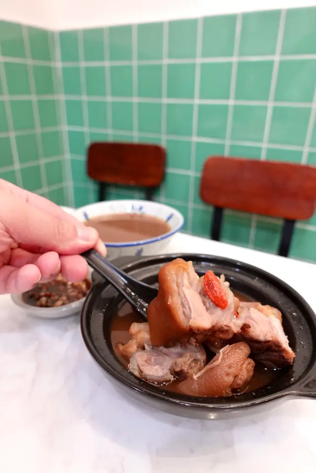 一叫肉骨茶就會比每人一個碗仔,店員會幫我哋倒入肉骨茶,係無限refill。肉骨茶嘅藥材味好重好健康嘅感覺。豬腳彎沾佢啲蒜蓉同黑豉油,加辣椒,好味😋