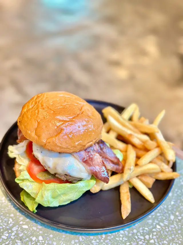 手打安格斯牛肉漢堡配薯條