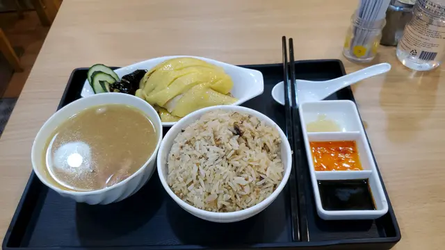 超級大推嘅海南雞飯!!
雞皮爽滑之餘雞肉都嫩滑唔鞋👍🏻👍🏻👍🏻
呢間嘅油飯非常特別,食落香同有咬口,又唔會有油淋淋嘅感覺🤤🤤🤤
同平時出面食嘅普通雞油飯差好遠!
重點係附送嘅例湯,本以為平平無奇同普通餐廳嘅例湯一樣唔湯唔水,但點知飲落發現十分足料!!可以飲得出一碗湯有啲咩材料,非常好味!