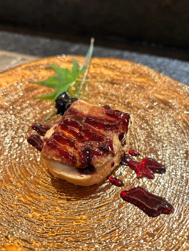 鵝肝上有藍莓醬 下有麵包🥯 還有醃制後的甜黑豆 增加了水果清甜味道 同時減低了油膩感 好吃😻