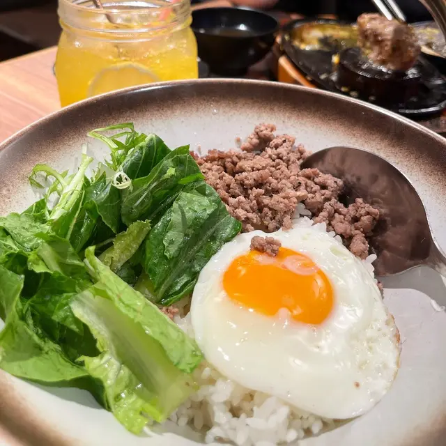佢哋嘅拌飯配埋韓式辣醬，特別惹味！配埋啱啱整嘅漢堡扒一齊食，仲可以減低漢堡扒嘅油膩感添！🤟🏻🤟🏻