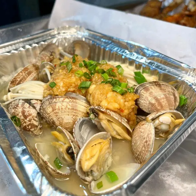 除咗串燒之外，我哋都仲叫咗個蒜蓉金菇花甲，足足有15隻花甲咁多，花甲味道鮮甜，搬埋蒜蓉金菇簡直就係冇得輸嘅配搭，大家嚟到都可以考慮吓叫呢個！💓💓