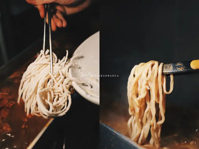 海鮮鍋附送麵條，可以煮成辣海鮮湯麵！