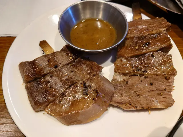 作爲有牛舌必定會嗌嘅牛舌愛好者，我覺得呢款牛舌偏腍咗少少，無咩咬口，如果無點醬係無咩味道。優點係非常厚身，但味道就平平無奇啦。