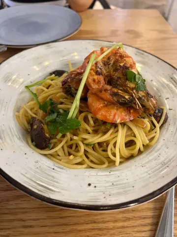 蒜片欖油虎蝦炒意粉