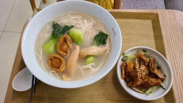 鮑魚花膠濃湯雞灌麵, 煙燻無骨鳳爪