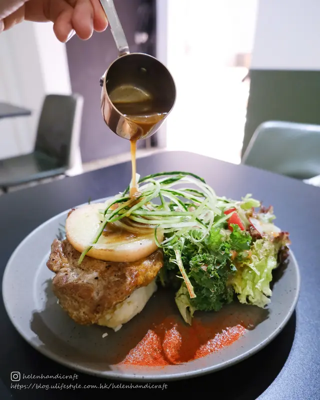 香煎西班牙粟飼黑毛豬扒配焦糖蘋果香草燒汁薯蓉及沙律