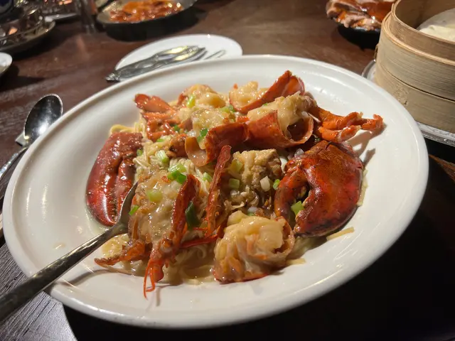 上湯焗開邊乳龍蝦(伊麵底)