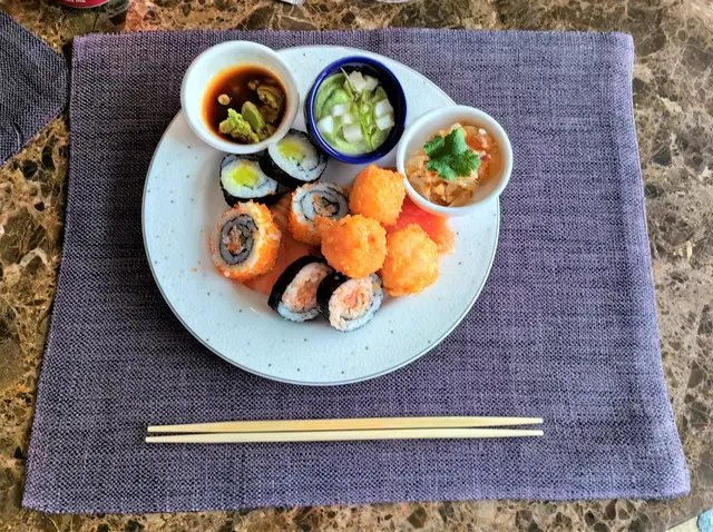 煙燻三文魚 + 韓式泡菜壽司卷 + 什錦太卷 + 蝦丸 + 泰式柚子沙律