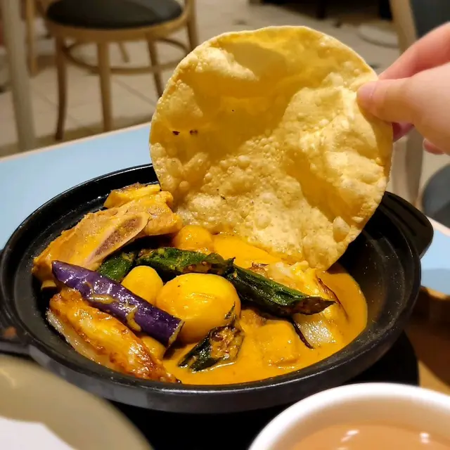 咖哩豬肋骨煲配白飯及香脆薄餅