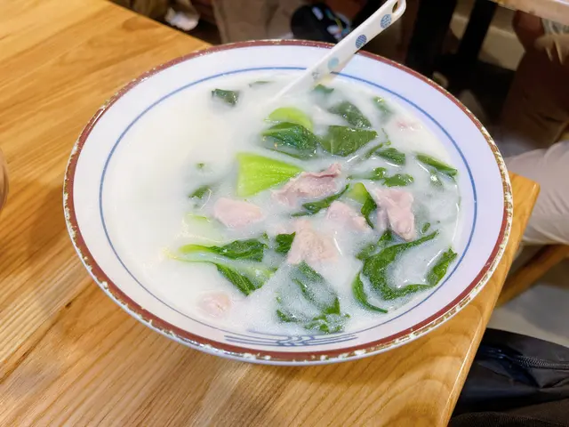 嫩雞白布湯闊麵