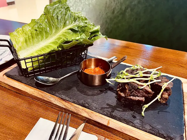 Romaine Vegetable Wrapped beef stick羅馬生菜包牛小扒