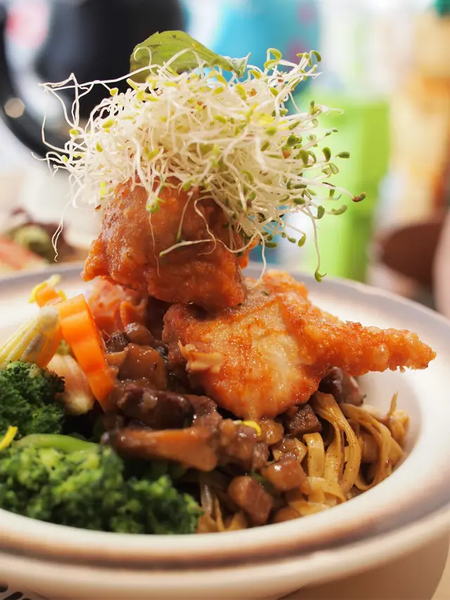 香酥炸雞滷肉拌麵