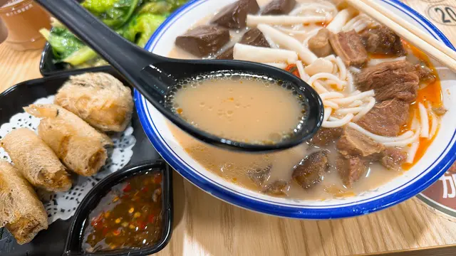 呈奶白色,以鱷魚骨烘過再熬成湯,
配上杞子、茶樹菇等,有藥膳湯底嘅感覺,
味道清甜,健康補身~
