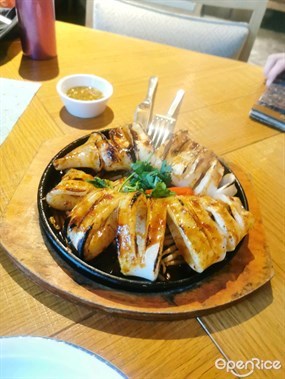 鐵板炭燒原隻鮮魷魚 😓 - 東涌的尚蓮越泰餐廳