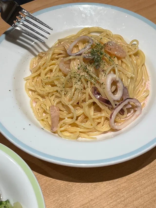 來薩利亞必點一份意粉🍝吧~ 份量大 又好吃😋~
每條意粉🍝都被奶油和明太子包裏著 這價格這品質 那𥚃找呀~~