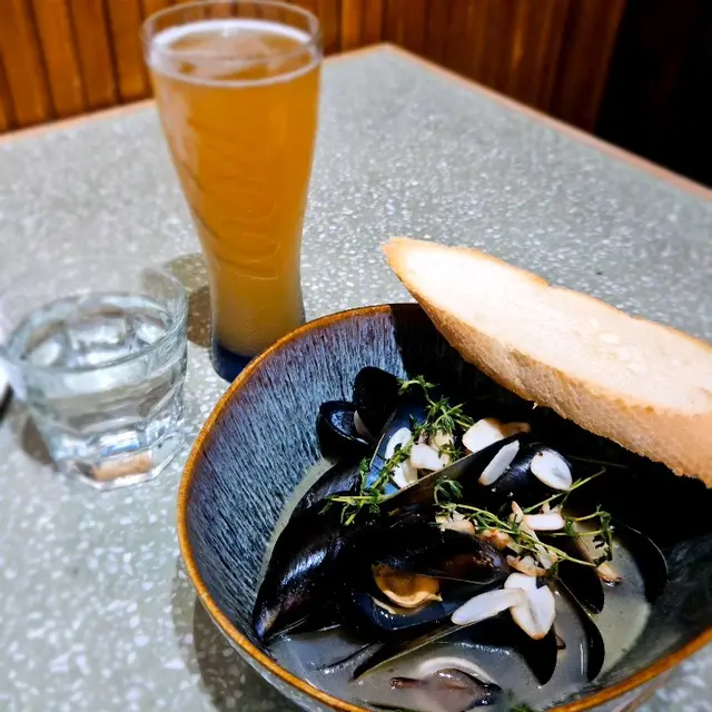 新鮮青口配蒜香白酒牛油汁