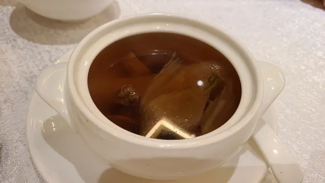 羊肚菌松茸竹笙花菇菜膽燉湯