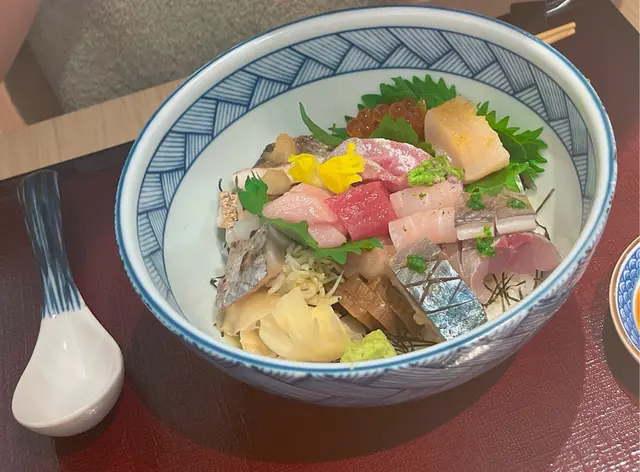 朋友就揀咗呢款，佢同得上嘅分別就係冇咗海膽。