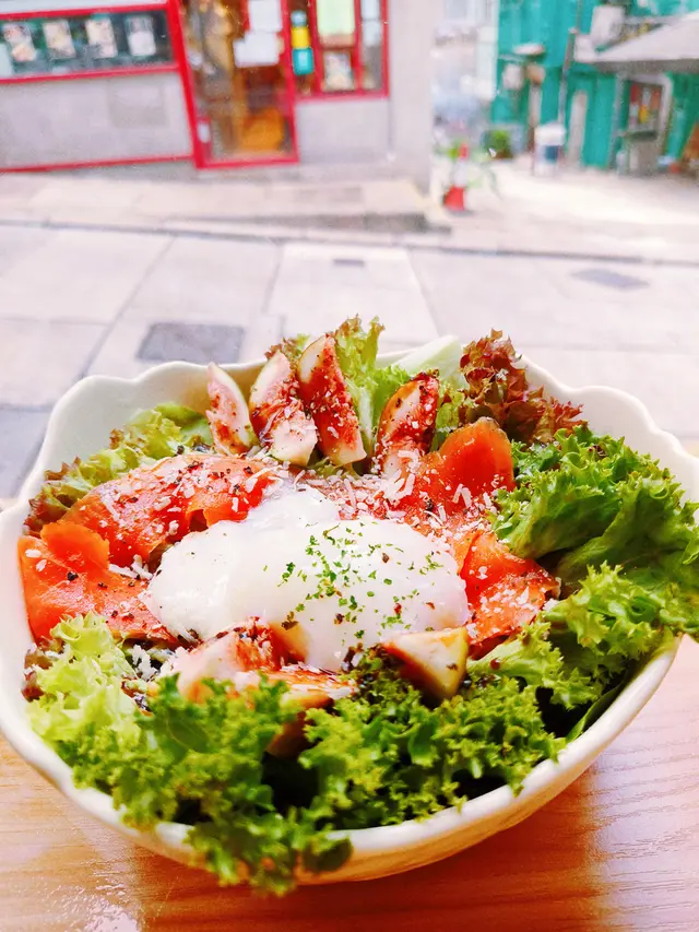 溫泉蛋三文魚無花果沙律