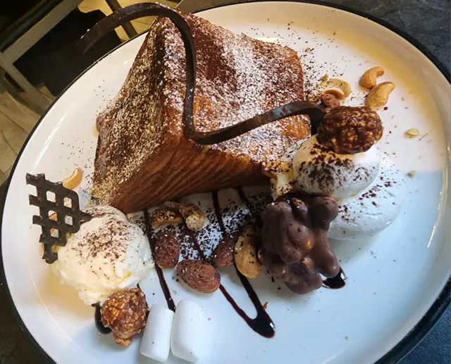 趣脆果仁朱古力牛油酥配雪糕