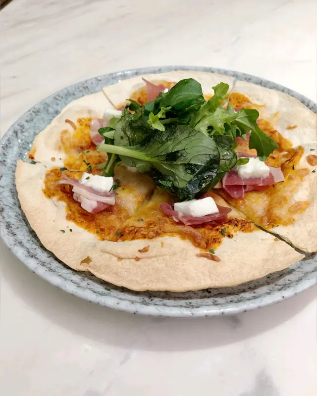 意式火腿配水牛芝士薄餅