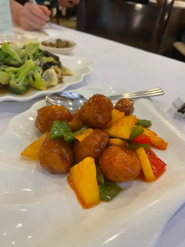 必試! 每一次黎素之樂都必食既糖醋咕嚕! 食落去同真正既咕嚕肉好似! 而且色香味俱全，連旁邊既菠蘿都好甜! 想無限encore! 送飯絕配