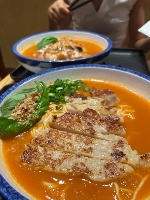 湯底真材實料 好濃厚 有番茄粒粒
唔會太酸,帶一點甜味