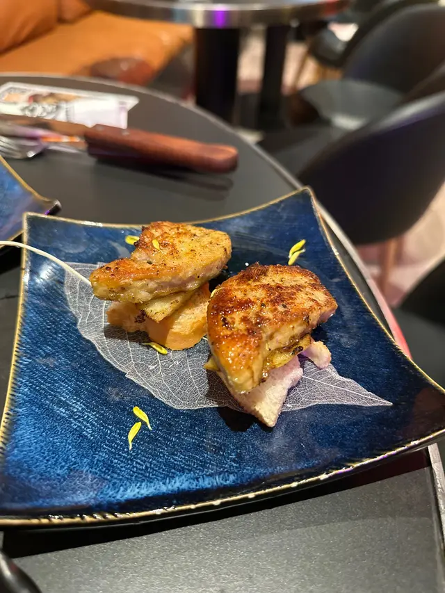 中間有1塊水果，令到鵝肝食落唔會太油膩