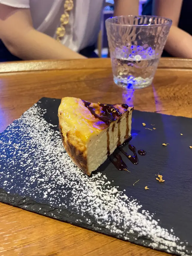 cheesecake味道幾香濃綿密,並唔係流心果款,芝士味好濃郁而且texture 好creamy,係不錯既cheesecake。但價格有些昂貴~